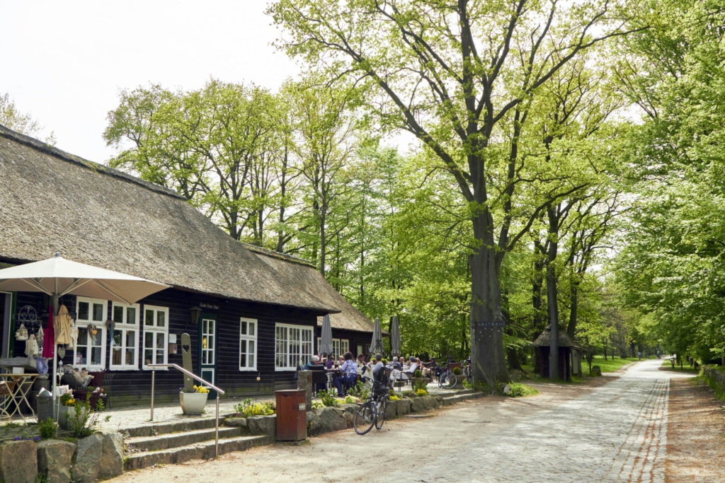 Exterior view of the museum store and "Milchhalle" in the village center of Wilsede | Photo: Christian Burmester