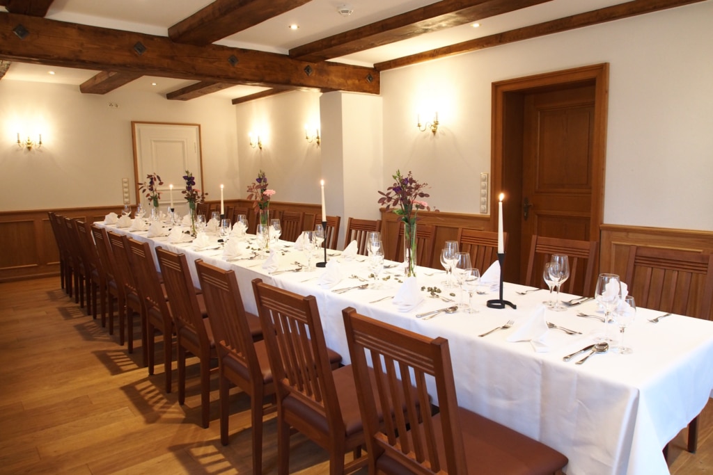 Festively set table in the "Lesezimmer" at Hotel Hof Tütsberg