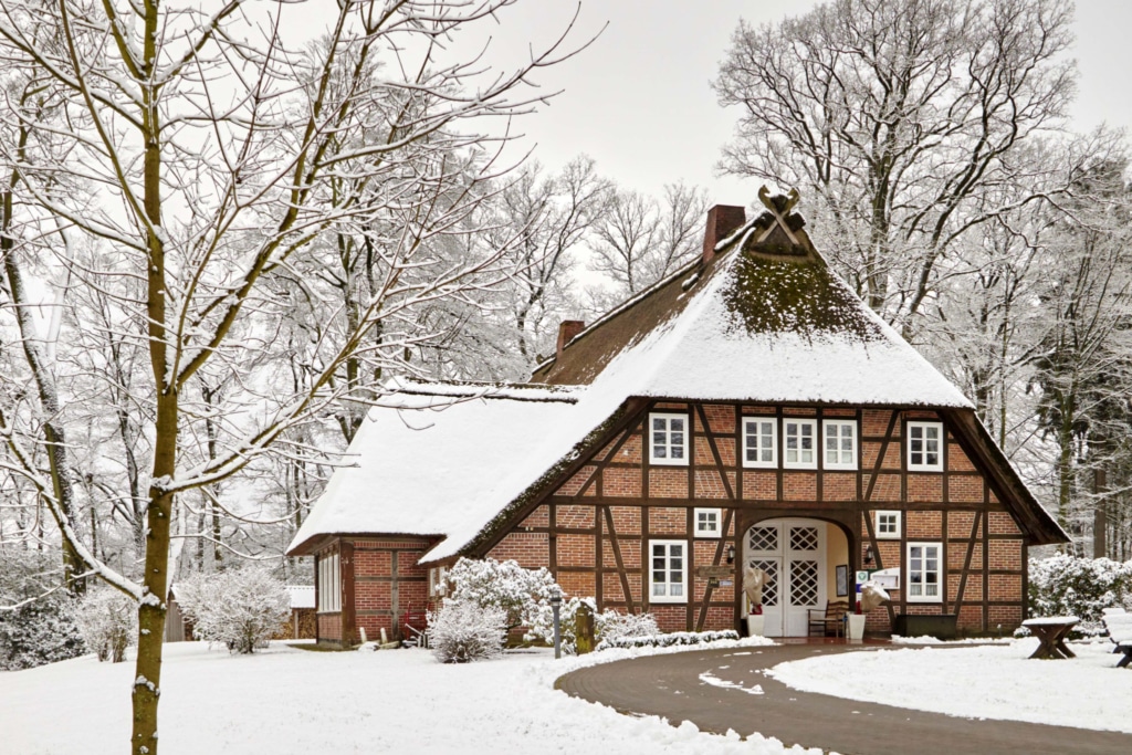 Main building of Hotel Hof Tütsberg in Schneverdingen in winter | Photo: Christian Burmester