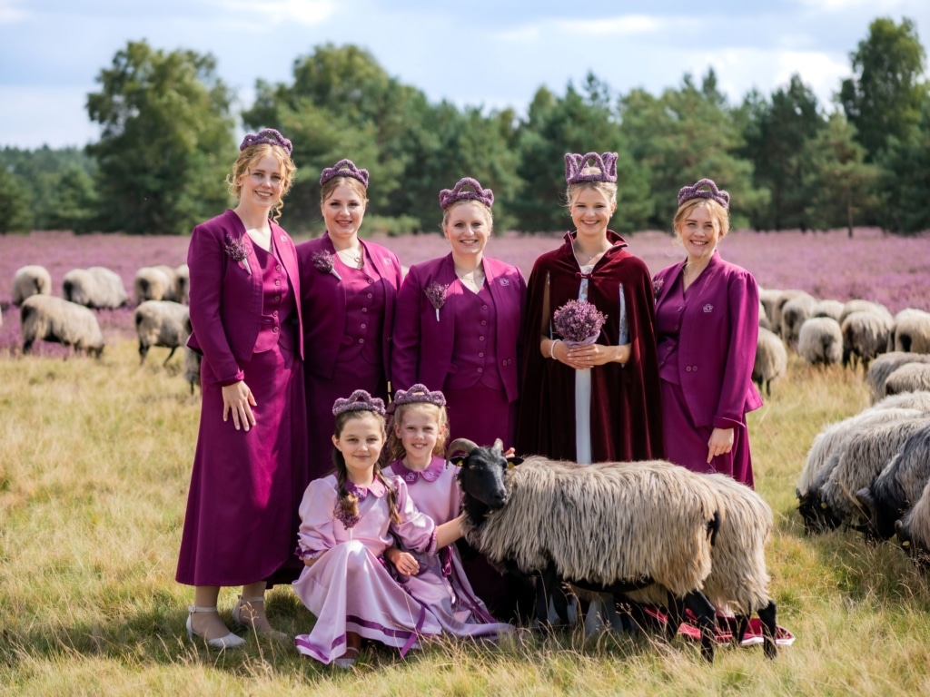 heideblütenkönigin schneverdingen mit hofstaat | Foto Schneverdingen Touristik