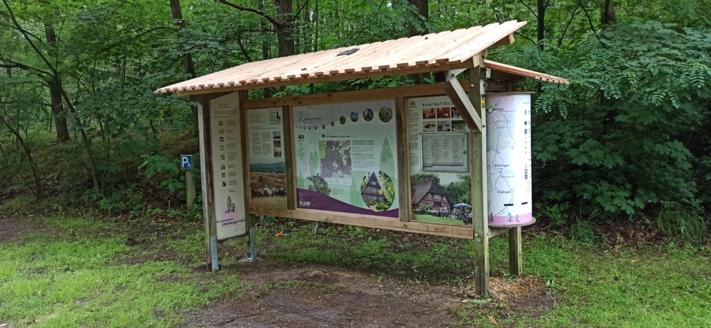 Info-Bienenzaun am Wanderparkplatz von Hof Tütsberg mit dem Streckenverlauf der Heideschleife | VNP Stiftung