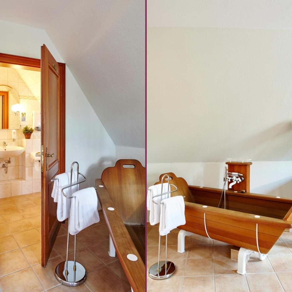 View into the bathroom and bathtub in the cedar room at Hotel Hof Tütsberg | Photo: Christian Burmester