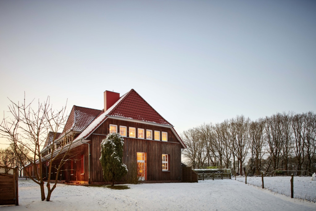"Leutehaus" mit fünf Ferienwohnungen im Winter | Hotel Hof Tütsberg/Schneverdingen | Foto: Christian Burmester